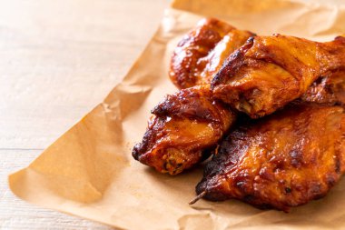 Masada ızgara ve ızgara tavuk.