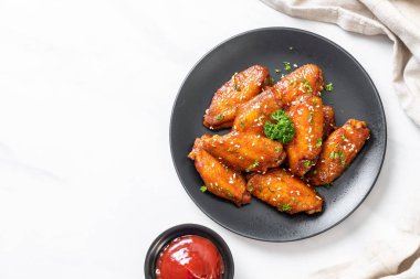 Beyaz susamlı ızgara tavuk kanadı.