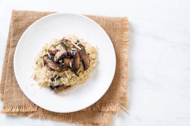 Mantar ve peynir ile ev yapımı risotto