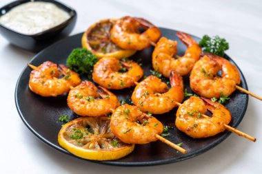 Limon - deniz ürünleri tarzı ile ızgara kaplan karides şiş