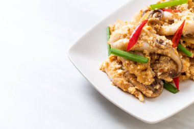 Karıştırılmış kalamar ya da tuzlu yumurtalı ahtapot - Asya deniz ürünleri tarzı