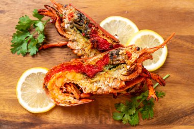 Limonlu ızgara ıstakoz biftek.