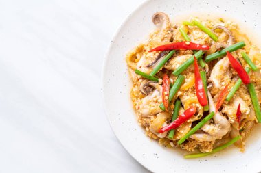 Karıştırılmış kalamar ya da tuzlu yumurtalı ahtapot - Asya deniz ürünleri tarzı