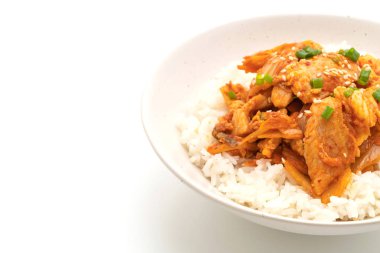 kimchi tepesinde pirinç beyaz arka plan üzerinde - Kore yemeği stil izole ile tavada kızartılmış domuz eti