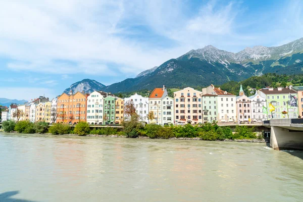 Innsbruck, Avusturya - 29 Ağustos 2018: Inn river'ın riverside Inn köprüsünden görülür.