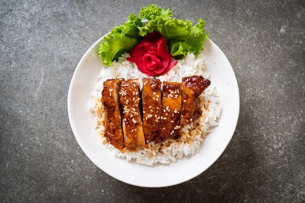 tepesinde ekmek kapısı üzerinde teriyaki soslu ızgara tavuk