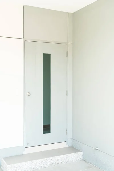 Белая Дверь Пустой Стеной — стоковое фото