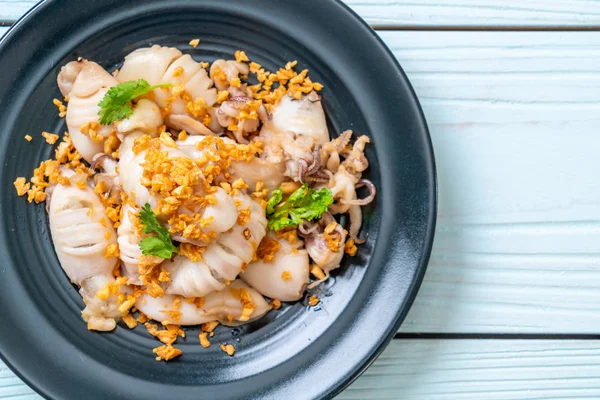 Kızarmış kalamar ya da tabakta sarımsak olan ahtapot.