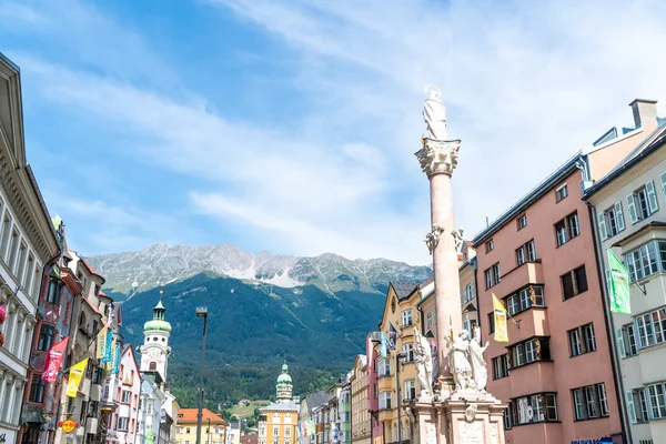 Innsbruck, Avusturya - 29 Ağustos 2019: Innsbruck şehir merkezi ile lots-in insanlar ve sokak kafeleri İnnsbruck, Tyrol, Avusturya