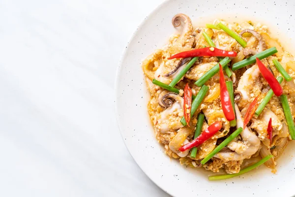 Karıştırılmış kalamar ya da tuzlu yumurtalı ahtapot - Asya deniz ürünleri tarzı