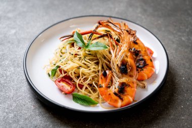 ızgara karides ve domates - İtalyan Füzyon gıda tarzı ile tavada kızartılmış spagetti