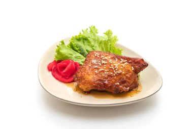 Beyaz arka plan üzerinde izole teriyaki soslu ızgara tavuk biftek