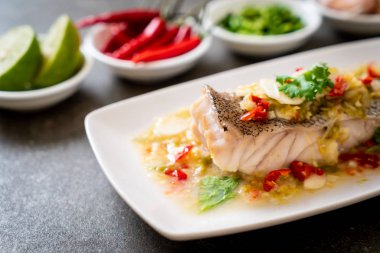 Kireç soyunma - orfoz balığı fileto Chili Lime Soslu buğulama Asya gıda tarzı