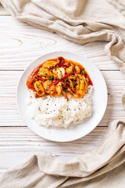 tavada kızartılmış ahtapot veya kalamar ve pirinç - Kore yemeği tarzı ile Kore baharatlı hamur (osam bulgogi)