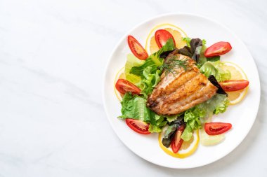 Izgara balık bifteği.