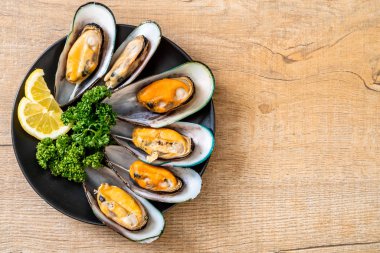 deniz ürünleri midye maydanoz ve limon ile