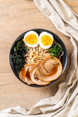 Japon usulü domuz eti ve yumurtalı Shoyu eriştesi.