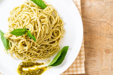 Homamade spagetti pesto sos, zeytin yağı ve fesleğen yaprakları ile.