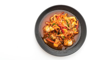 tavada kızartılmış ahtapot veya kalamar beyaz arka plan üzerinde izole Kore baharatlı hamur (osam bulgogi) ile