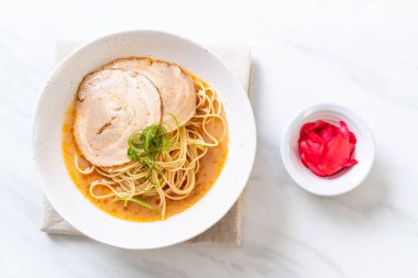 chaashu domuz eti - Japon tarzı ile TONKOTSU ramen erişte