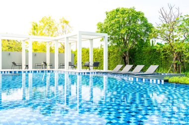 Otel ve tatil seyahat ve tatil için açık yüzme havuzunda havuzuyla yatak