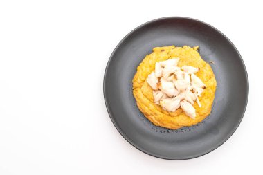 Beyaz arka plan üzerinde izole et ürünleri ile omlet