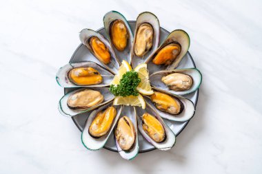 deniz ürünleri midye maydanoz ve limon ile