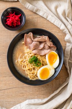domuz eti ve yumurta - Japon tarzı ile TONKOTSU ramen erişte
