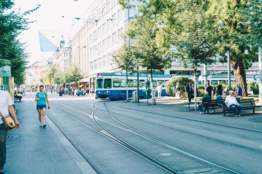 Zürih, İsviçre - 23 Ağustos 2018: Zürih Şehri, İsviçre kaldırımlarda insanlar yürüyüş yaparken bir tramvay merkezi Bahnhofstrasse sürücüler.