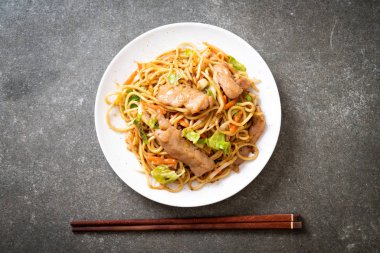 tavada kızartılmış yakisoba noodle pork - Asya gıda tarzı ile