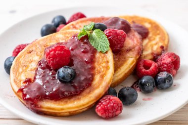 Taze ahududu ve yabanmersinli gözleme.