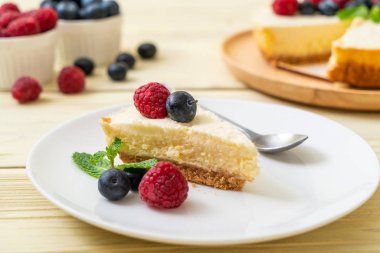 Ev yapımı cheesecake taze ahududu ve yaban mersini ile