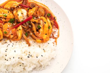 tavada kızartılmış ahtapot veya kalamar ve beyaz arka plan üzerinde izole pirinç ile Kore baharatlı hamur (osam bulgogi)