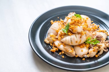 Kızarmış kalamar ya da tabakta sarımsak olan ahtapot.