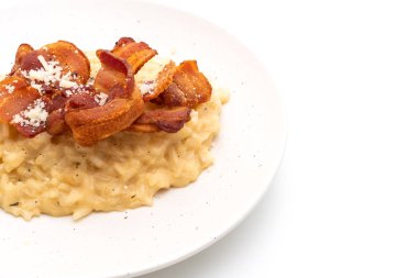 Beyaz arka plan üzerinde izole gevrek domuz pastırması risotto