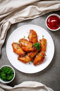 Beyaz susamlı ızgara tavuk kanadı.