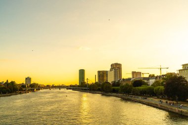 Frankfurt am Main manzarası twilight saat sırasında.