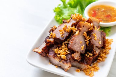 Fried çizgili domuz eti veya gevrek domuz eti veya derin kızarmış domuz yağı sarımsak ile