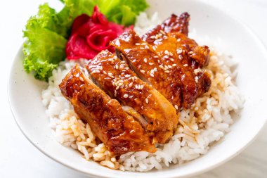 tepesinde ekmek kapısı üzerinde teriyaki soslu ızgara tavuk