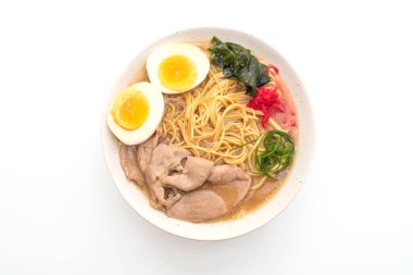 domuz eti ve yumurta beyaz arka plan üzerinde izole TONKOTSU ramen erişte