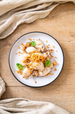 Kızarmış kalamar ya da tabakta sarımsak olan ahtapot.