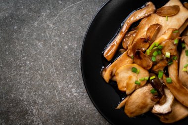 İstiridye soslu kızarmış kral istiridye mantarı. Sağlıklı, vejetaryen ya da vejetaryen yemek tarzı.