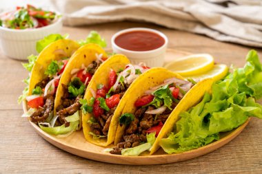 Meksika usulü et ve sebzeli taco.