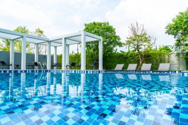 Otel ve tatil seyahat ve tatil için açık yüzme havuzunda havuzuyla yatak