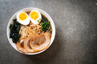 Japon usulü domuz eti ve yumurtalı Shoyu eriştesi.