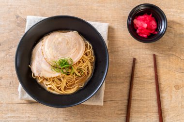 chaashu domuz eti - Japon tarzı ile TONKOTSU ramen erişte