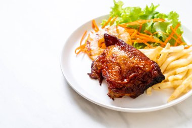 Kızarmış tavuk bifteği, sebze ve patates kızartması.