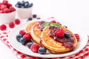 Taze ahududu ve yabanmersinli gözleme.