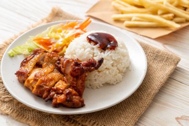 teriyaki sosu ve pilav ve salata ile ızgara tavuk