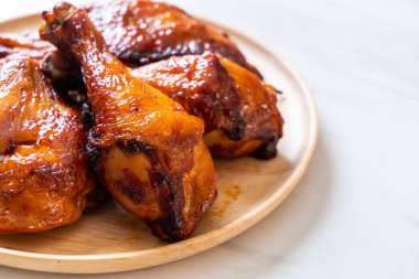 Masada ızgara ve ızgara tavuk.